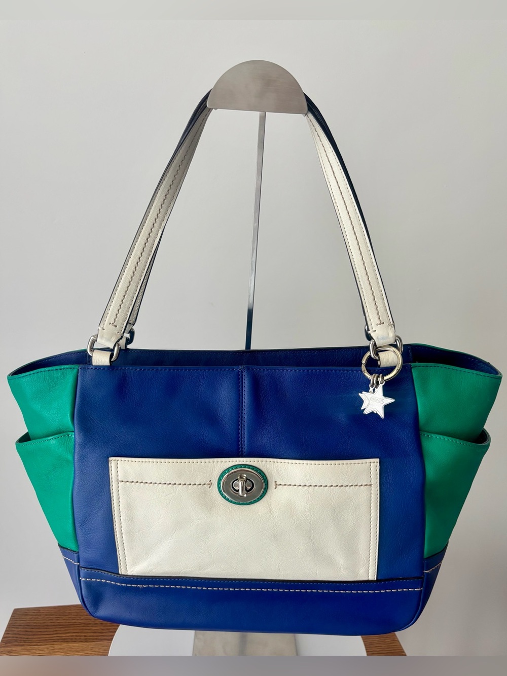 COACH VINTAGE TURNLOCK TWO-TONED LEATHER SHOULDER BAG, 3 STAR KEY CHARM